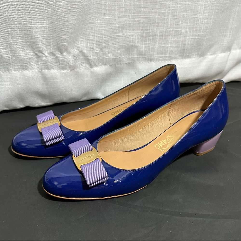 RARE Ferragamo Vara Bow pump shoe purple lavender leather bow tie gold hard wear
